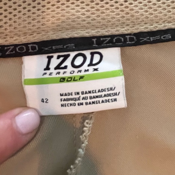 Men’s khaki izod xfg golf shorts.  Cargo zippered pockets. Size 42. - Picture 7 of 7